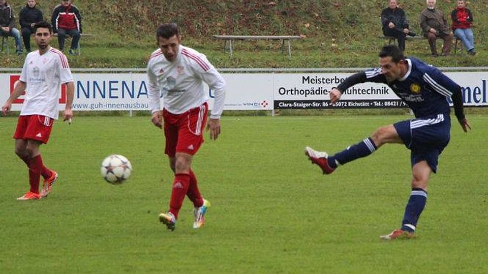 Der SV Sulzemoos (weiß) und der FC Hitzhofen trenn