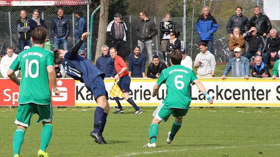 Der TSV Jetzendorf (grün) hat sich durch den 1:0-S