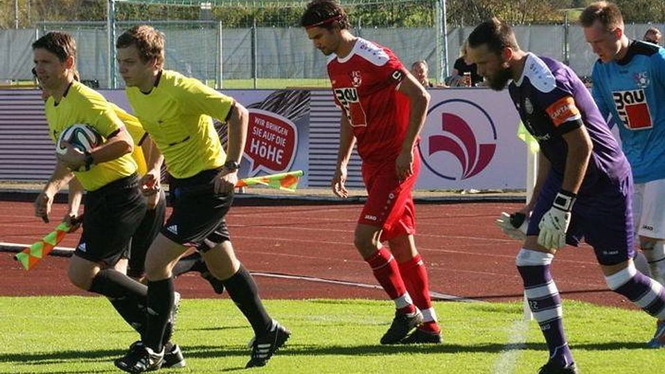 Der FC Sonthofen (rot) verlor sein Heimspiel gegen