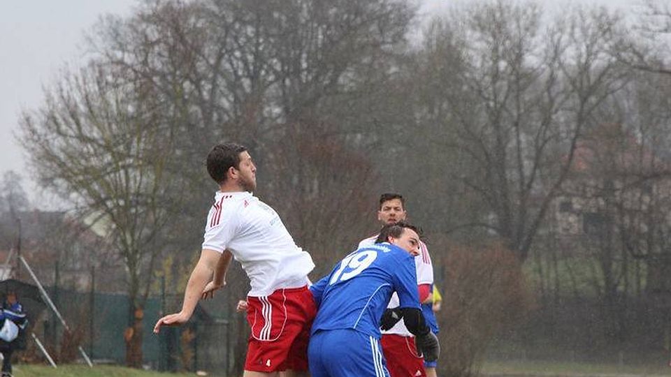 Die SpVgg Feldmoching (blau) gewann beim SV Sulzem