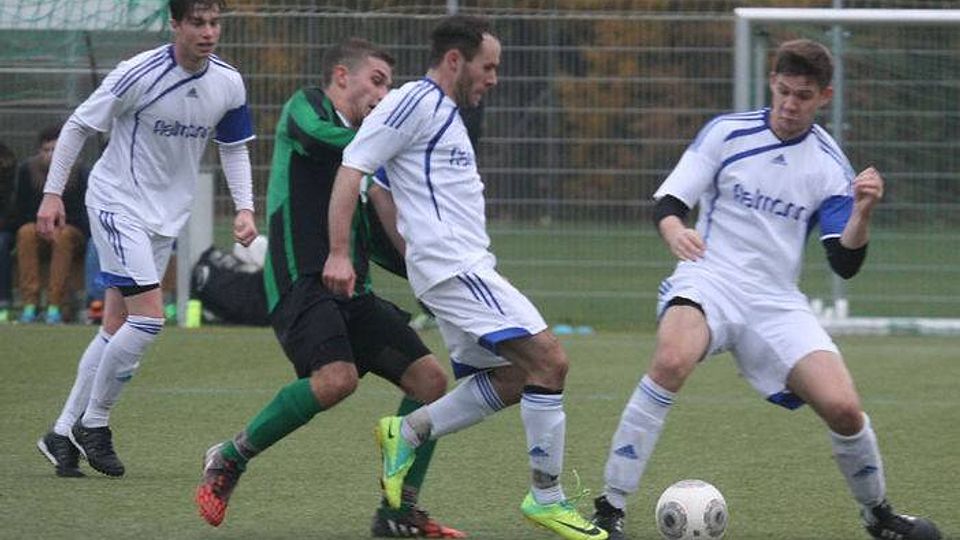 Der ASV Dachau II (weiß) gewann sein Heimspiel geg