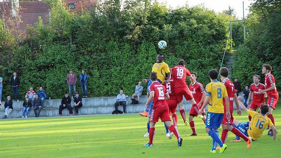 Der FC Pipinsried (gelb) musste im Heimspiel gegen