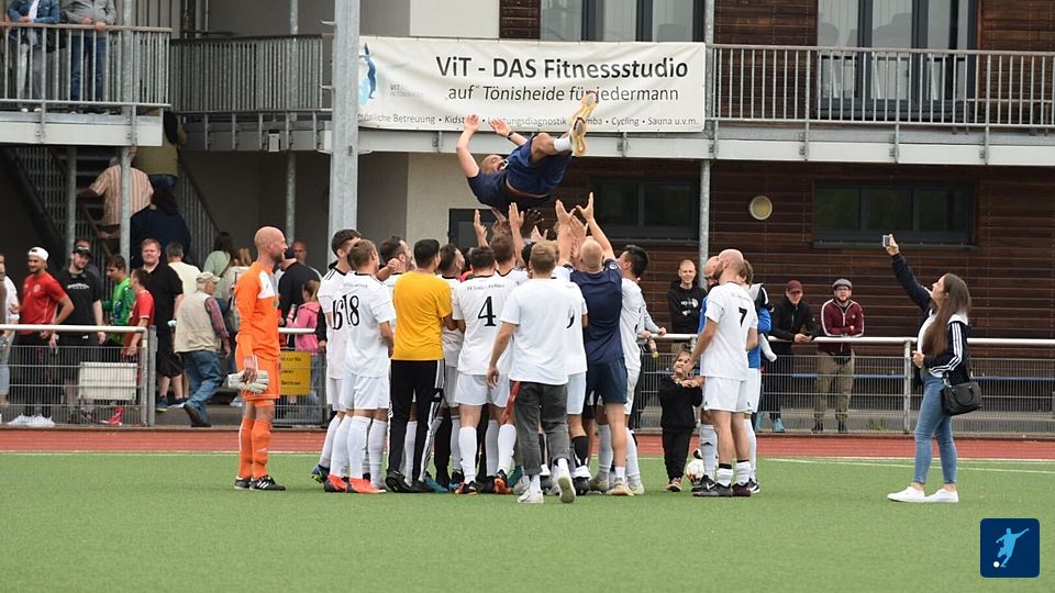 Union Velbert hält nachträglich die Bezirksliga. Fotos: Marcel Eichholz