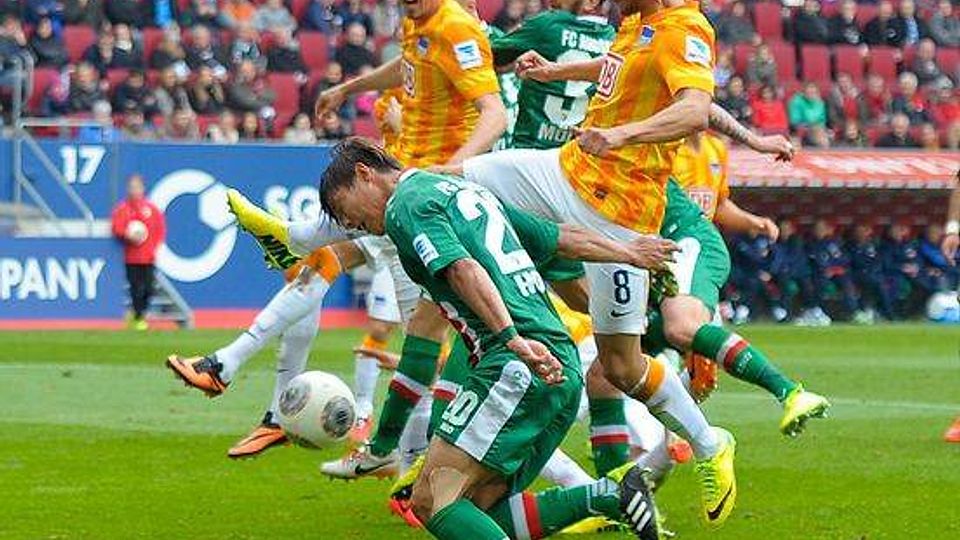 Augsburg (dpa) - Der FC Augsburg hat im Kampf um e
