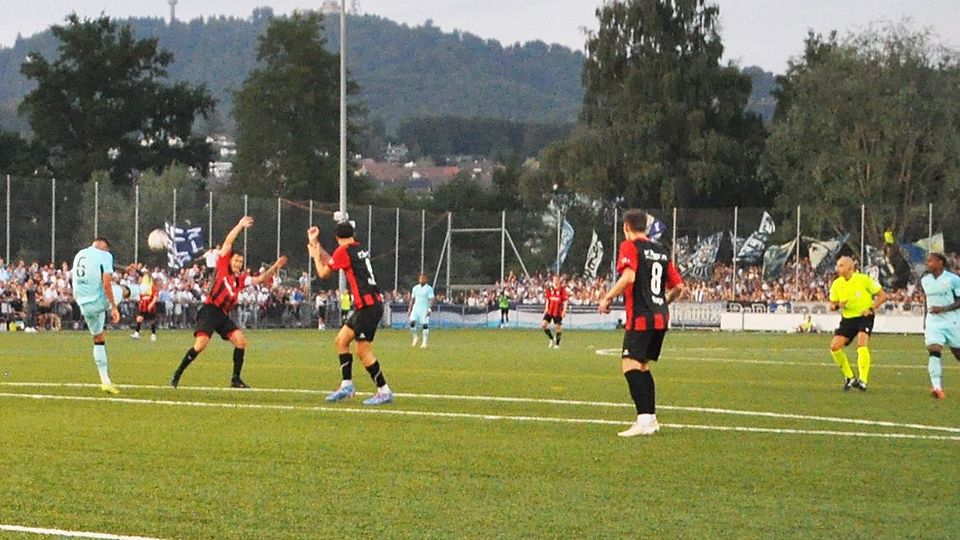 … WB reklamiert sofort, der Schiri lässt aber weiterspielen.