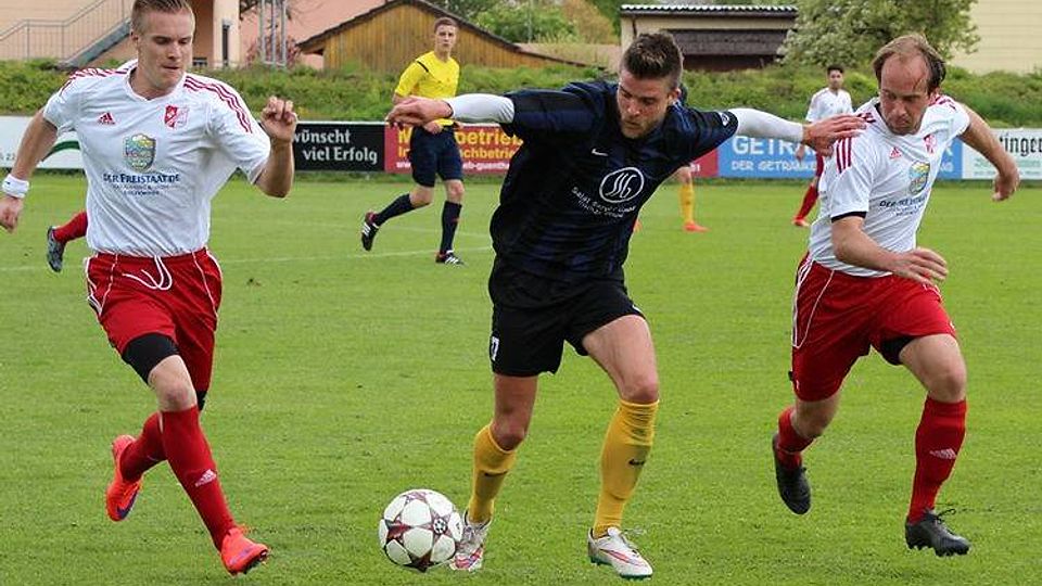 Der SV Sulzemoos (weiß) verlor beim FC Moosinning
