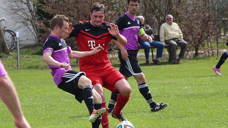 Der SV Günding (rot) gewann sein Heimspiel gegen d