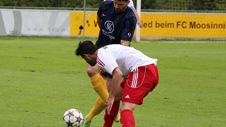 Der SV Sulzemoos (weiß) verlor beim FC Moosinning