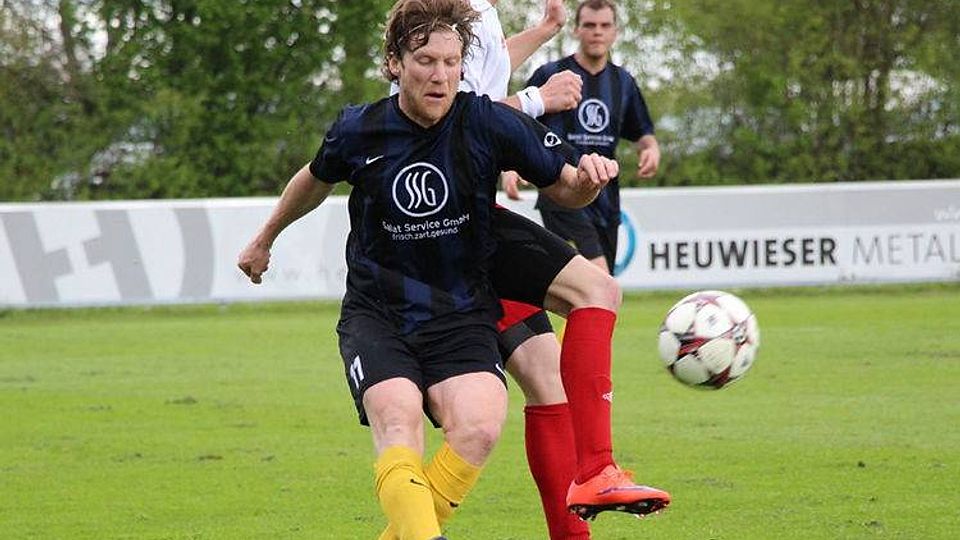 Der SV Sulzemoos (weiß) verlor beim FC Moosinning