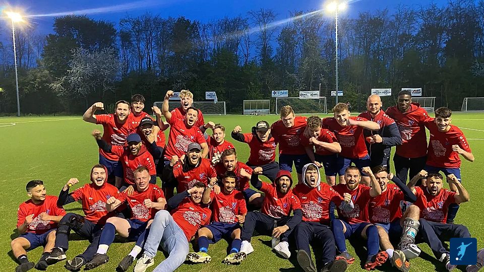 Nach dem Aufstieg der ersten Mannschaft zog auch direkt die Reserve des FC Neukirchen-Vluyn nach: Meister der Kreisliga B, Gruppe 2, von Moers. Foto: Verein
