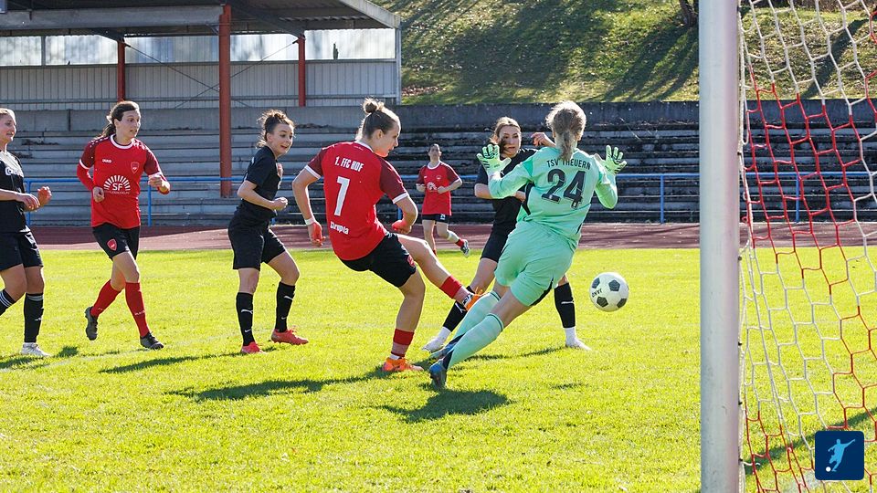 Selina Chrupala (l.) überwindet Torfrau Emma Breitschaft (r.) zur erneuten Hofer Führung.