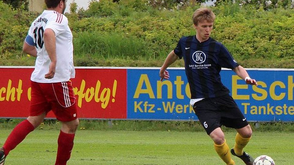 Der SV Sulzemoos (weiß) verlor beim FC Moosinning