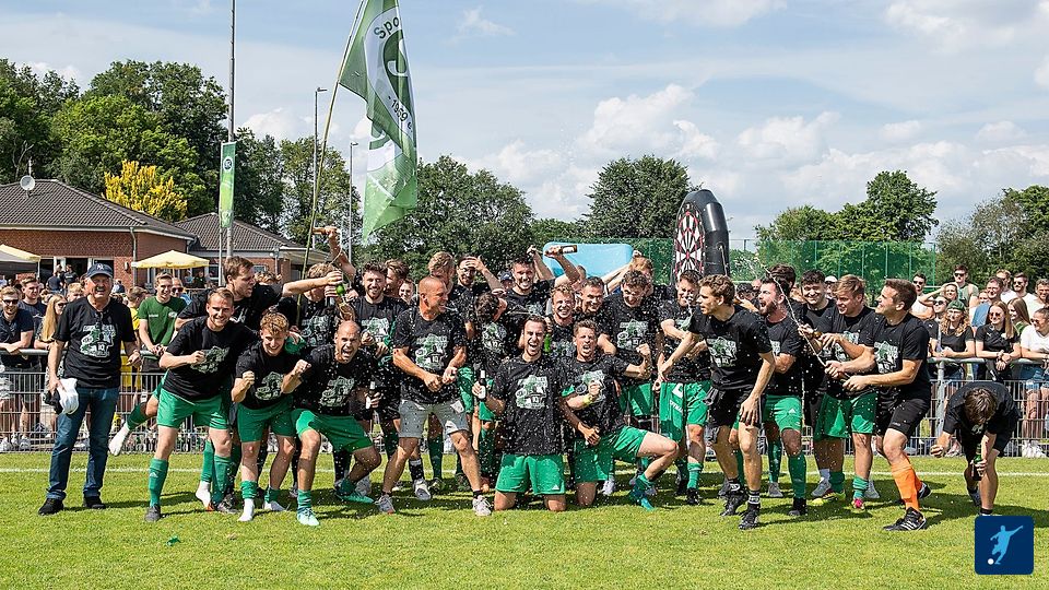 Die Sportfreunde Broekhuysen feiern ihre Bezirksliga-Meisterschaft und damit den Landesliga-Aufstieg. Fotos via privat