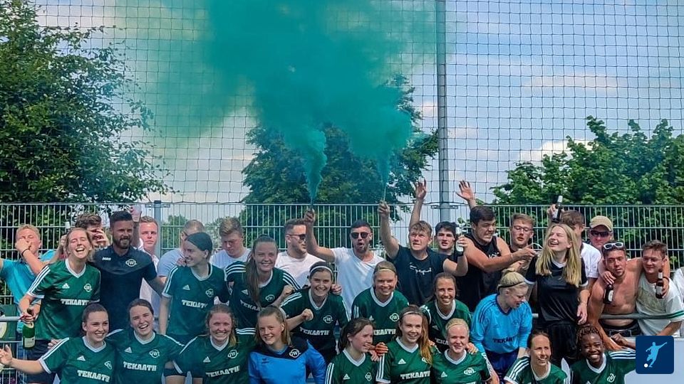 Die Damen von Grün-Weiß Lankern feiern gemeinsam, denn die erste Mannschaft ist Landesliga-Meister geworden, die Zweite feiert den Aufstieg in die Landesliga. Foto: GW Lankern
