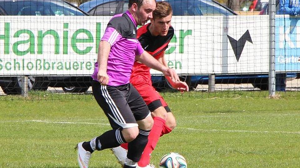 Der SV Günding (rot) gewann sein Heimspiel gegen d