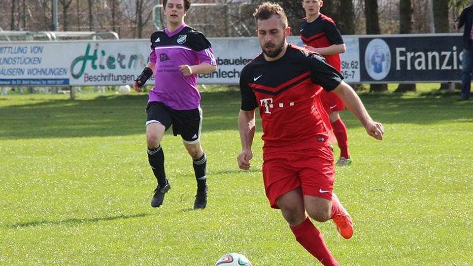 Der SV Günding (rot) gewann sein Heimspiel gegen d