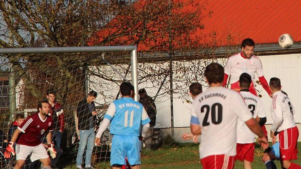 Der SV Sulzemoos (weiß) gewann sein Heimspiel gege