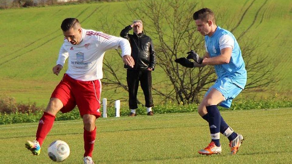 Der SV Sulzemoos (weiß) gewann sein Heimspiel gege
