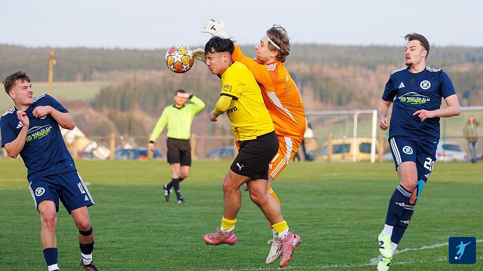 Luca Sangiorgio (l.) gegen Keeper Kevin Lottes (r.).