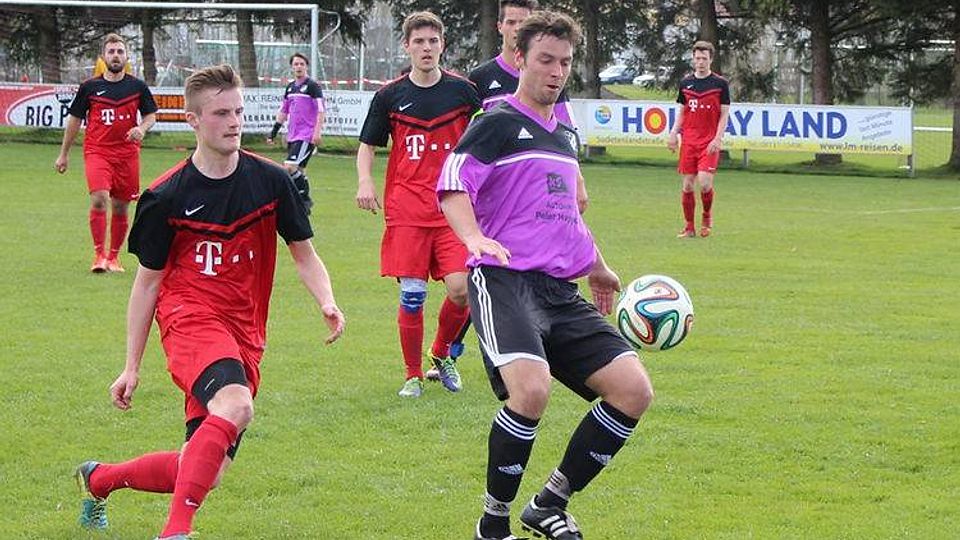 Der SV Günding (rot) gewann sein Heimspiel gegen d