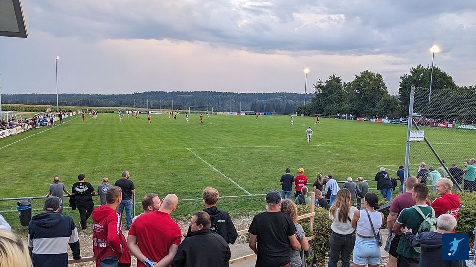 Der Sportplatz füllt sich.
