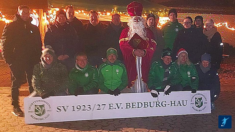 Weihnachten der Jugendabteilung des SV Bedburg-Hau: Für die Kleinsten (2-10 Jahre) hielt der Nikolaus wundervoll gepackte Tüten bereit, die im Drive-in verteilt wurden. Die etwas älteren Kinder, deren Zauber vom Nikolaus leider schon etwas verflogen ist, 
