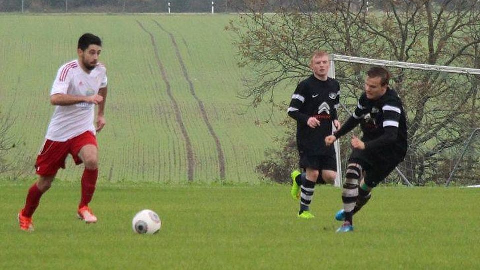 Der SV Sulzemoos (weiß) setzte sich im Heimspiel g