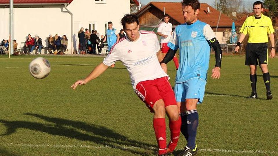 Der SV Sulzemoos (weiß) gewann sein Heimspiel gege