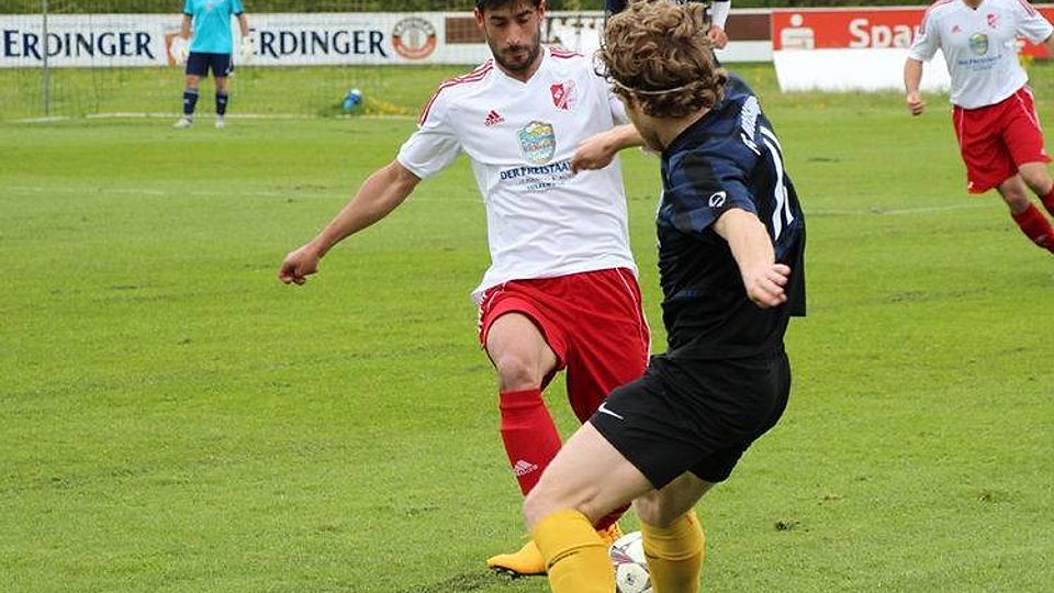 Der SV Sulzemoos (weiß) verlor beim FC Moosinning