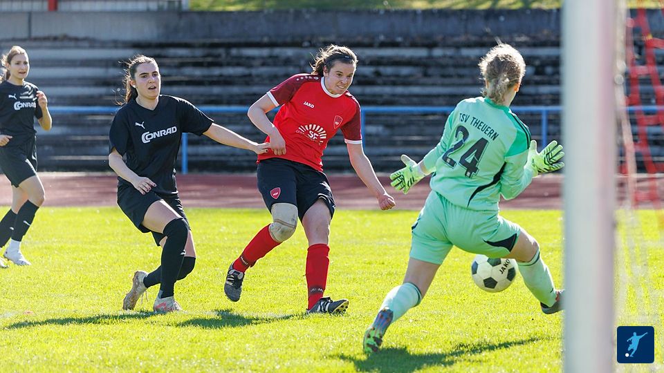 Isabell Kastner (m.) gegen Eileen Frost (l.) und Torfrau Emma Breitschaft (r.).