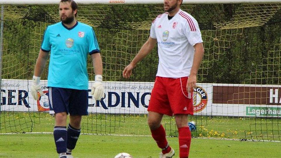 Der SV Sulzemoos (weiß) verlor beim FC Moosinning