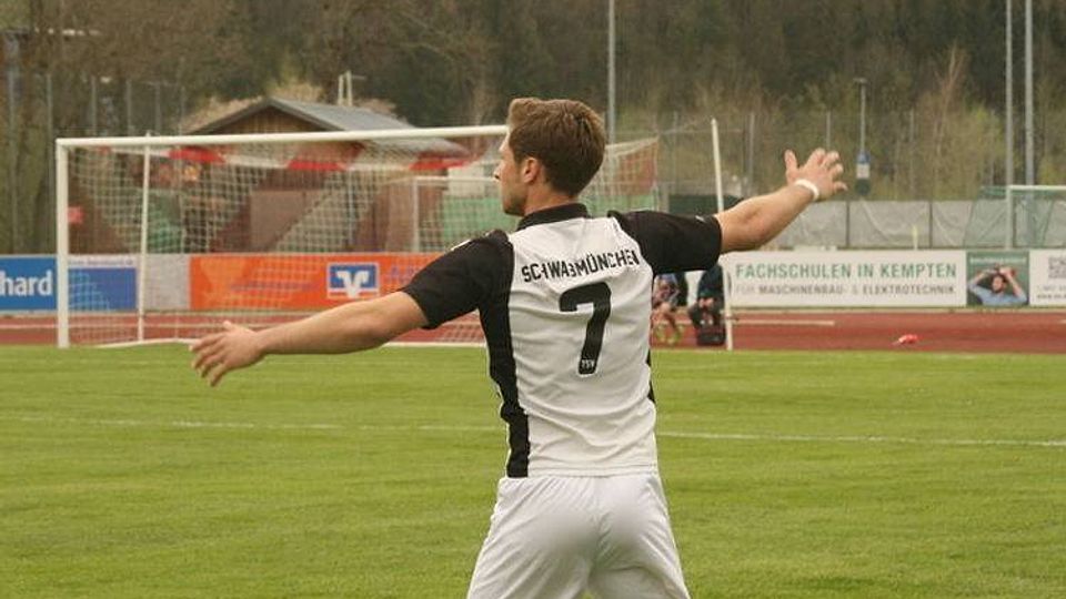 Der 1. FC Sonthofen (rot) gewann sein Heimspiel ge