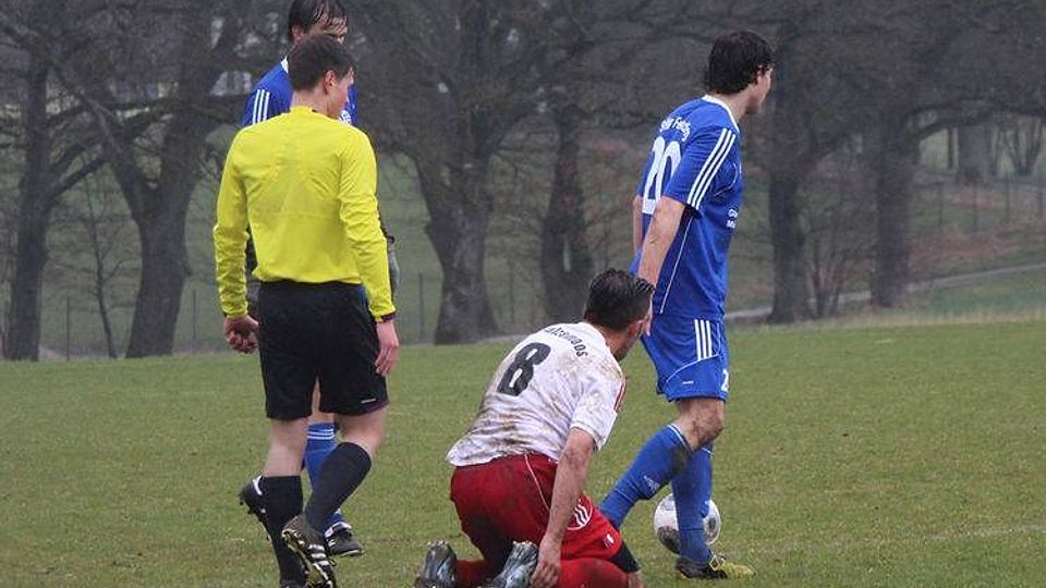 Die SpVgg Feldmoching (blau) gewann beim SV Sulzem