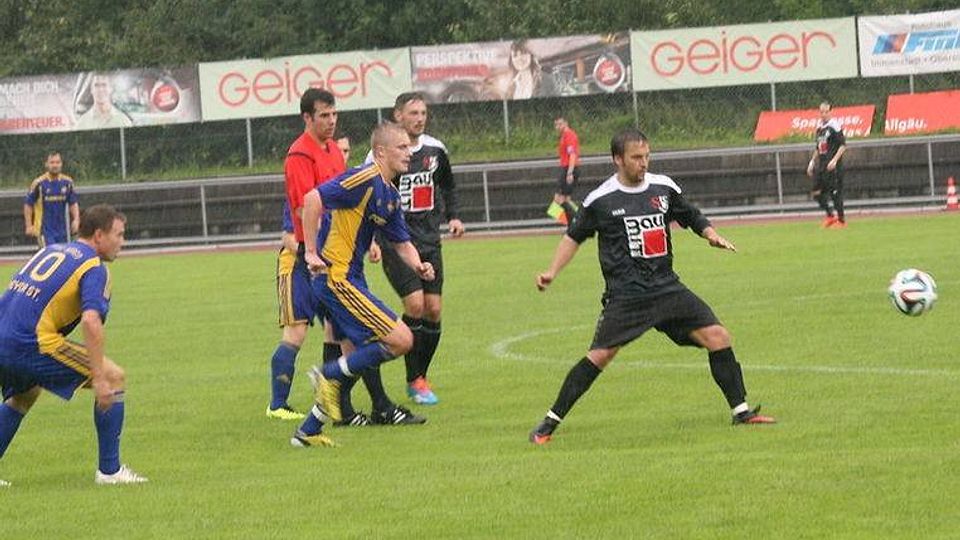Der FC Sonthofen (schwarz) und der TSV Bogen trenn