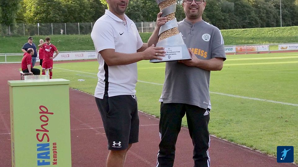 Pokalübergabe vom Sportlichen Leuiter des Gastgebenden Vereins Matze Jörg an den Teamleiter vom FC Homburg