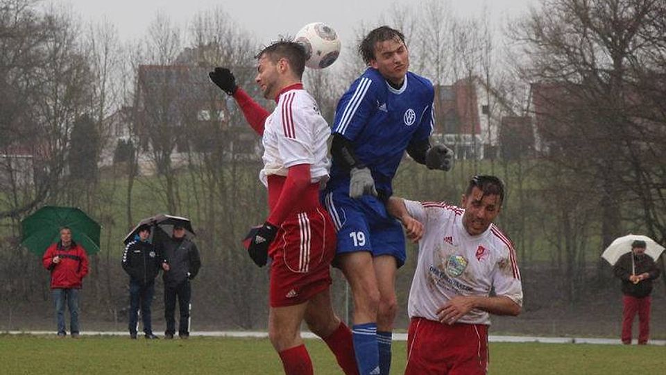 Die SpVgg Feldmoching (blau) gewann beim SV Sulzem