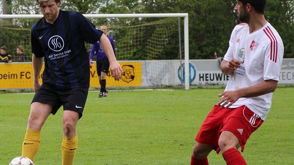 Der SV Sulzemoos (weiß) verlor beim FC Moosinning