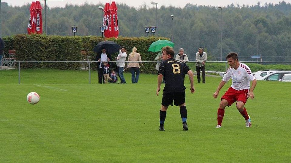 Der SV Sulzemoos (weiß) verspielte im Derby in Kam