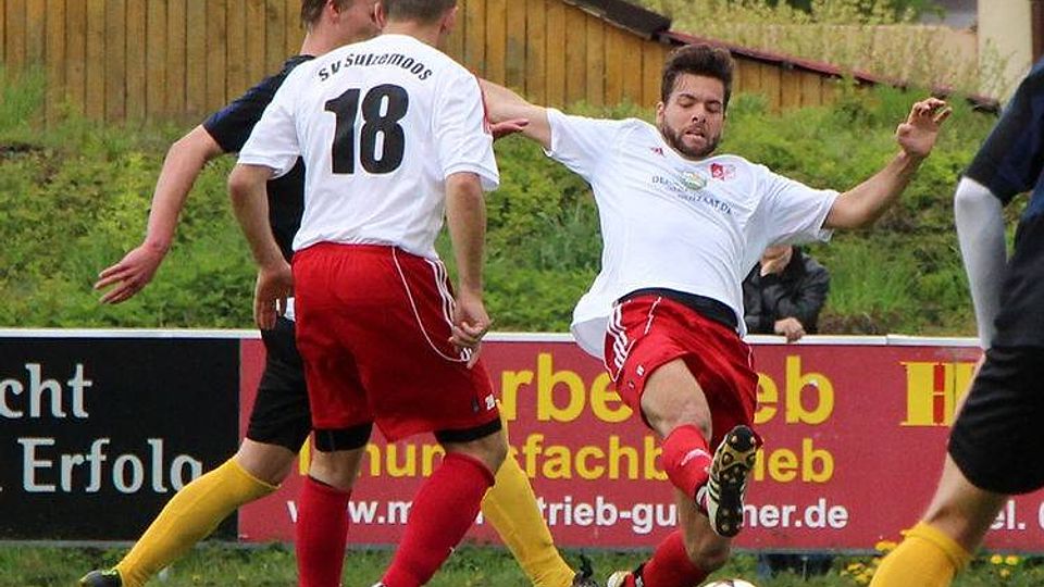 Der SV Sulzemoos (weiß) verlor beim FC Moosinning