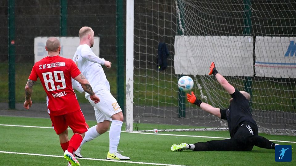 Brian Drubel (89/Schiefbahn) netzt ein