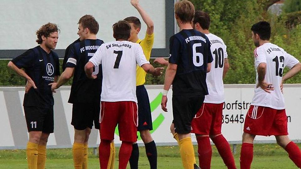 Der SV Sulzemoos (weiß) verlor beim FC Moosinning