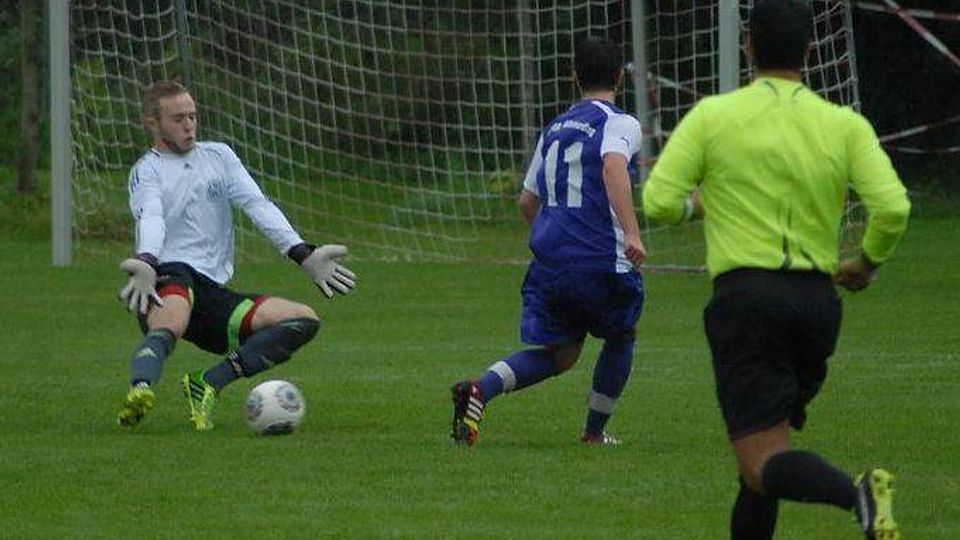 Glänzend reagiert hier Torhüter Gregor Hager und k