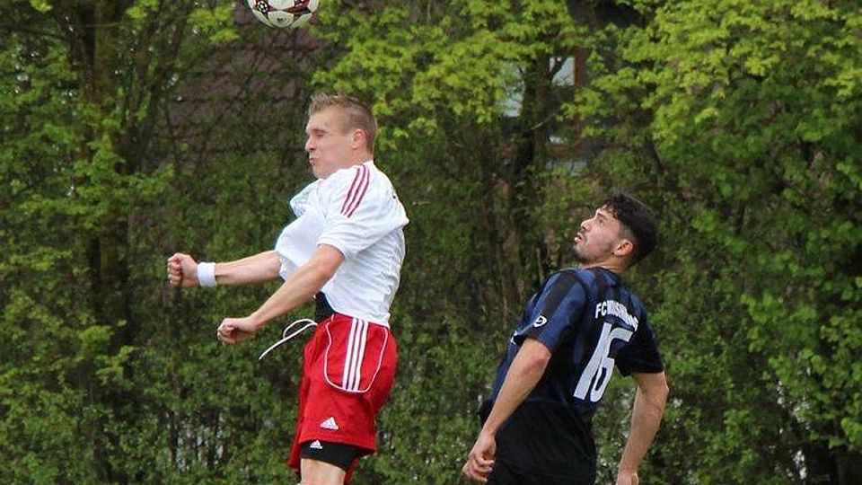 Der SV Sulzemoos (weiß) verlor beim FC Moosinning