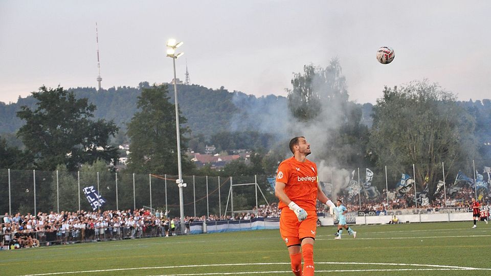 Yanick Brecher lässt sich bei einem Weitschuss nicht überraschen.