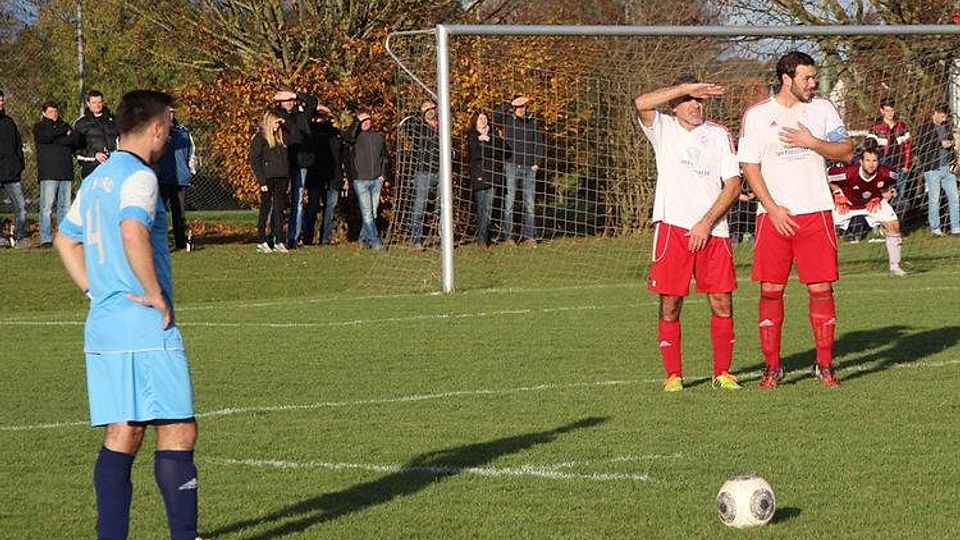 Der SV Sulzemoos (weiß) gewann sein Heimspiel gege