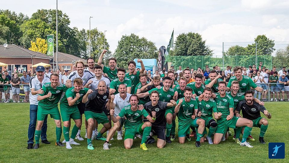 Die Sportfreunde Broekhuysen feiern ihre Bezirksliga-Meisterschaft und damit den Landesliga-Aufstieg. Fotos via privat