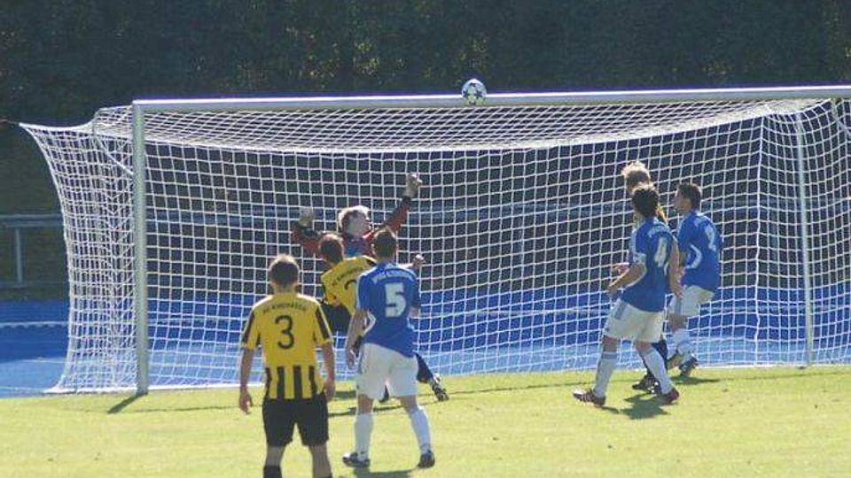 Andreas Faltermaier (Nr. 2) in gelb schießt drüber