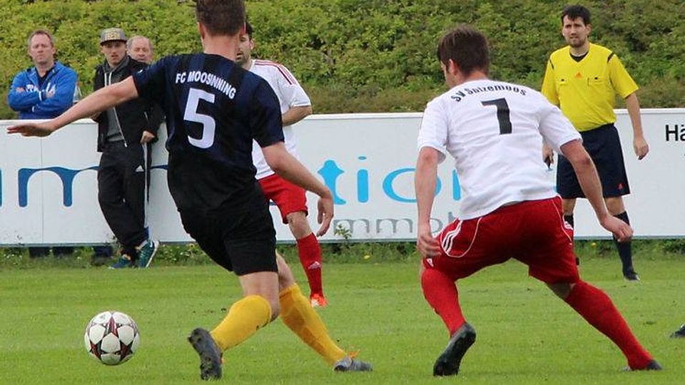 Der SV Sulzemoos (weiß) verlor beim FC Moosinning