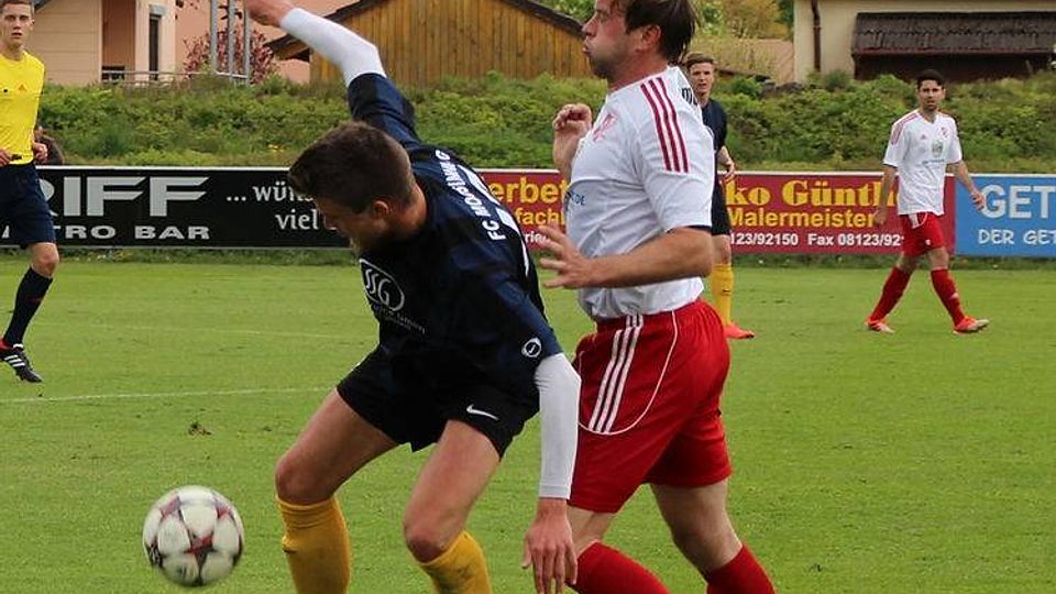 Der SV Sulzemoos (weiß) verlor beim FC Moosinning