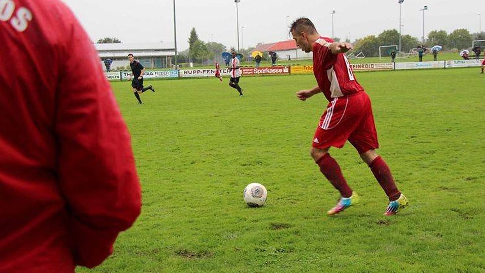 Der SV Sulzemoos (rot) gewann sein Heimspiel gegen